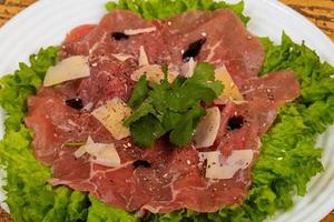 carpaccio di manzo con parmigiano foto