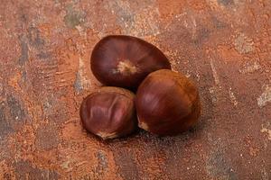 mucchio naturale di castagne biologiche foto