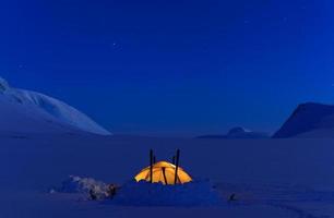 tenda nella neve foto