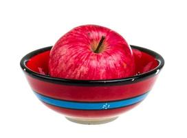 mele rosse fresche nel piatto isolato su sfondo bianco foto