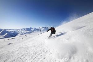 sciatore sulla pista da sci