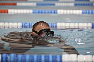 l'uomo insegna immersioni in piscina, allenatore di nuoto foto