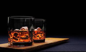 brandy o whisky in un bicchiere trasparente con cubetti di ghiaccio. bevande alcoliche poste su sottobicchieri di legno. concetto di bevanda al bar. rendering 3D. foto