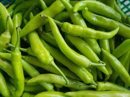 tonnellata di peperoncino verde, verdura fresca nel carrello foto