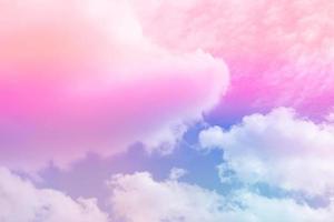 bellezza dolce rosa pastello blu colorato con soffici nuvole sul cielo. immagine arcobaleno multicolore. luce crescente di fantasia astratta foto