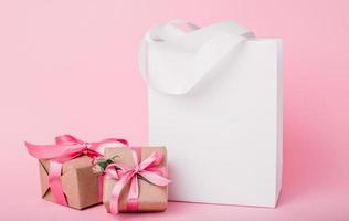 mock up composizione sacchetto di carta e scatole regalo per st. San Valentino foto