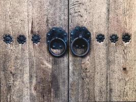 vecchie porte in legno con maniglia per porta in ferro.stile asiatico. Corea del Sud foto