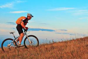ciclista mountain bike equitazione all'aperto foto