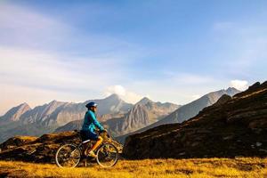 ciclista donna in alta montagna