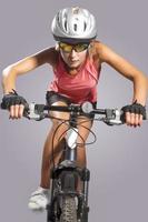 porrait dell'atleta femminile che guida mountain bike