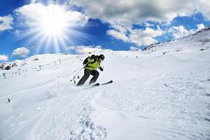 sciatore in alta montagna