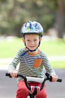 bambino in bicicletta