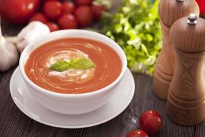 deliziosa zuppa di pomodoro con spezie aromatiche foto