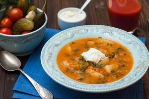 zuppa con cetrioli sottaceto, patate, pomodori e panna acida