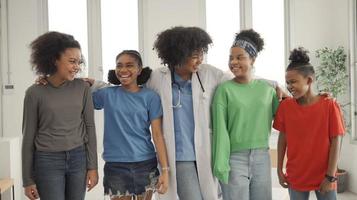 medico afroamericano e bambini che fanno ridere in ospedale o in clinica. foto
