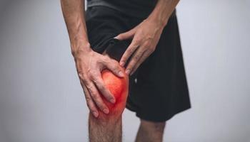 paziente di sesso maschile con dolore al ginocchio, osso, tendine, dolore, lesione secondo i principi medici foto