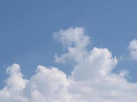 cielo blu con nuvole di sfondo foto