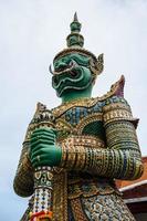statua gigante nel wat arun, Tailandia foto