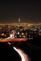 skyline di Teheran illuminato di notte con motion blur di automobili