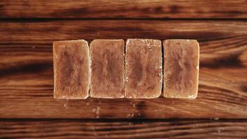 sapone da bucato marrone su sfondo di legno foto