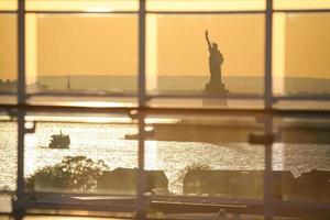 vista della statua della libertà attraverso la recinzione di vetro
