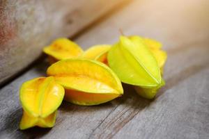 frutta stella gialla matura o mela stellata, carambole su pavimento in legno foto