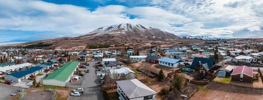 vista panoramica aerea della storica città di husavik foto