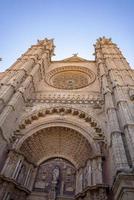 vista ad angolo basso della bellissima cattedrale di la seu contro il cielo blu chiaro foto