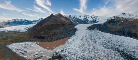 bellissimi ghiacciai scorrono attraverso le montagne islandesi. foto