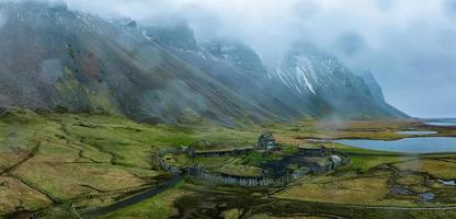 veduta aerea di un villaggio vichingo in una tempestosa giornata piovosa in islanda. foto