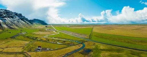 bella natura islandese durante l'estate e tempo soleggiato. foto