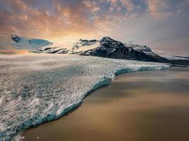 veduta aerea dei ghiacciai e delle montagne innevate in Islanda. foto