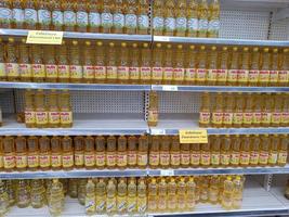 olio vegetale o olio di palma o olio di soia sugli scaffali dei negozi di alimentari o dei centri commerciali locali, la carenza di merci è molto richiesta. foto