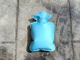 borsa o borsa dell'acqua calda verde o menta per alleviare il dolore mestruale foto