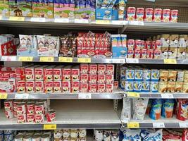nonthaburi, Thailandia - 25 maggio 2022 latte condensato zuccherato sullo scaffale del supermercato
