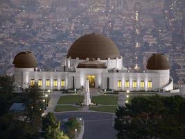 Osservatorio Griffith Park con dietro la città di Los Angeles foto