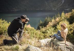 bella donna che sorride alla fotocamera del suo ragazzo mentre viaggiano foto