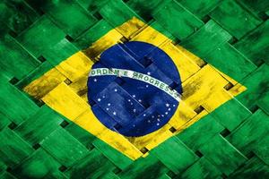 schermo della bandiera del brasile su fondo di legno di vimini foto