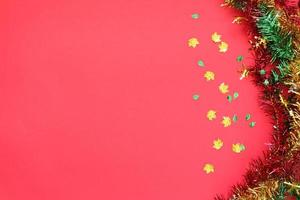 sfondo rosso e decorazioni natalizie foto