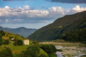 una bellissima fotografia di paesaggio con le montagne del Caucaso in Georgia. foto