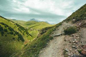 una bellissima fotografia di paesaggio con le montagne del Caucaso in Georgia. foto