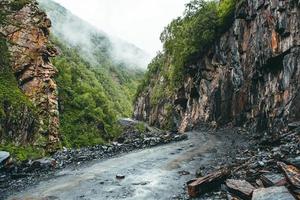 una bellissima fotografia di paesaggio con le montagne del Caucaso in Georgia. foto