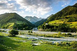 una bellissima fotografia di paesaggio con le montagne del Caucaso in Georgia. foto