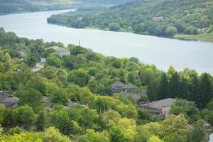 il villaggio di stroiesti è una pittoresca cittadina rurale della repubblica moldova, situata sulle rive del fiume dniester foto