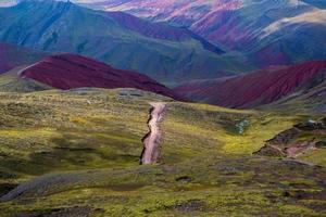 le ande, le montagne andine o andine sono la catena montuosa continentale più lunga del mondo. bellissimo paesaggio di montagna in perù foto