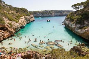 bellissima spiaggia con acqua molto pulita e azzurra sul mar mediterraneo nell'isola di ibiza, in spagna. foto