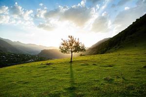 una bellissima fotografia di paesaggio con le montagne del Caucaso in Georgia. foto