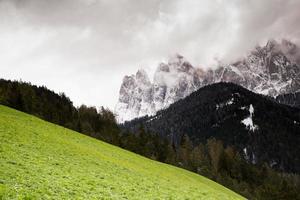 splendido scenario di montagna nelle alpi foto