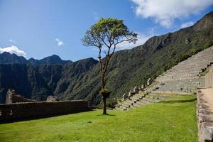 meraviglia del mondo machu picchu in perù. bellissimo paesaggio nelle montagne delle Ande con le rovine della città sacra inca. foto