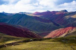 le ande, le montagne andine o andine sono la catena montuosa continentale più lunga del mondo. bellissimo paesaggio di montagna in perù foto